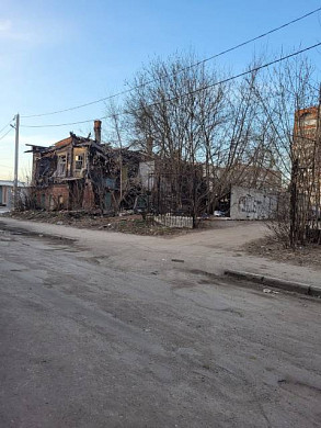 Центр города "украшает" разрушенное здание